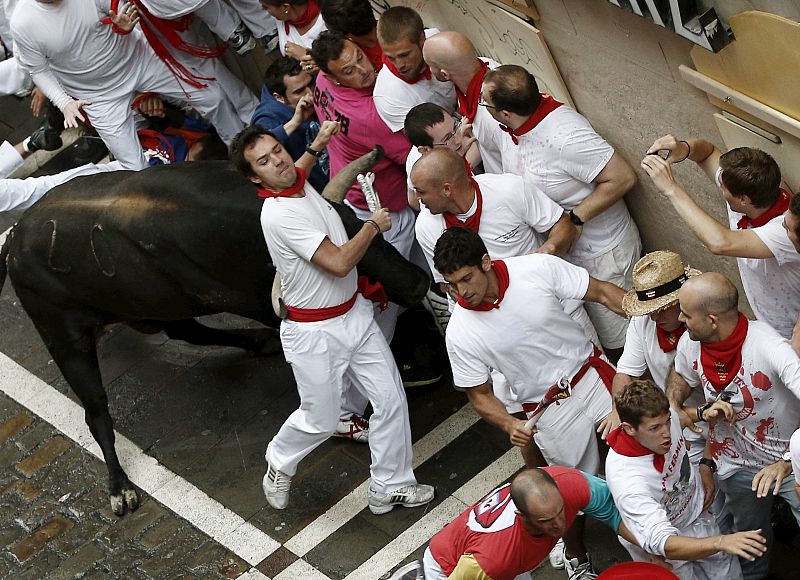 UN MIURA EN CABEZA PONE LA EMOCIÓN EN UN LIMPIO SEGUNDO ENCIERRO