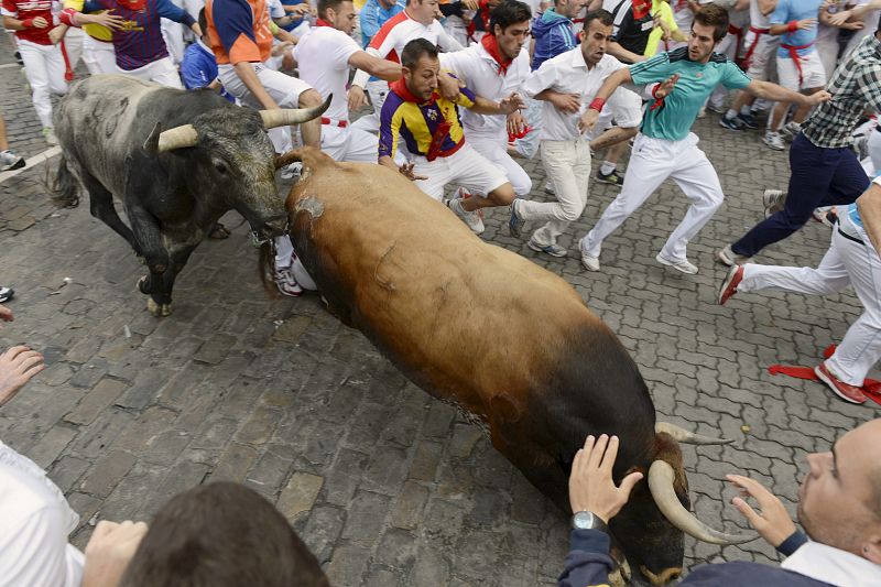 UN MIURA EN CABEZA PONE LA EMOCIÓN EN UN LIMPIO SEGUNDO ENCIERRO