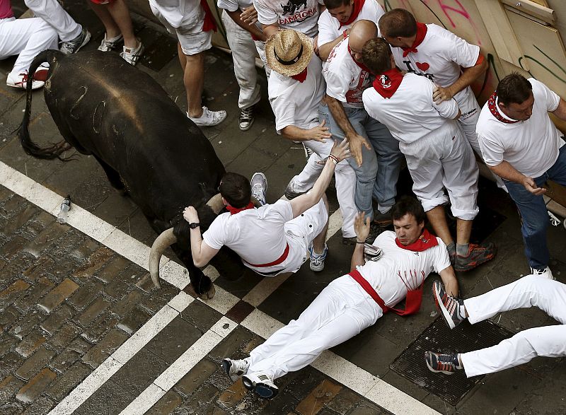 UN MIURA EN CABEZA PONE LA EMOCIÓN EN UN LIMPIO SEGUNDO ENCIERRO