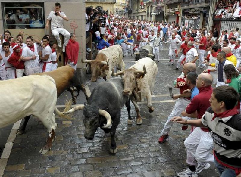 UN MIURA EN CABEZA PONE LA EMOCIÓN EN UN LIMPIO SEGUNDO ENCIERRO