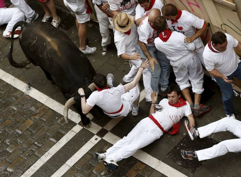 UN MIURA EN CABEZA PONE LA EMOCIÓN EN UN LIMPIO SEGUNDO ENCIERRO