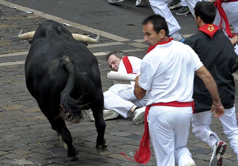 UN TORO REZAGADO CREA PELIGRO EN UN LARGO ENCIERRO CON DOS CORNEADOS