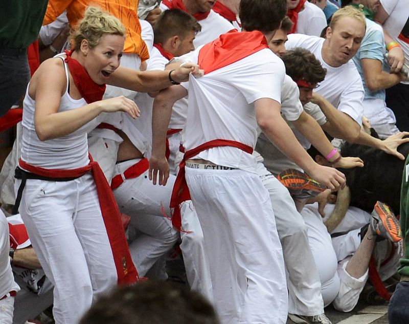 Los participantes del encierro arrollados por uno de los toros