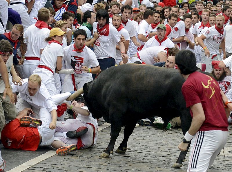 El encierro del tercer dia deja tres corneados en el tramo de telefonica
