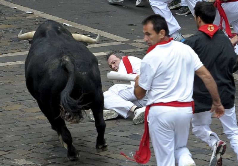 UN TORO REZAGADO CREA PELIGRO EN UN LARGO ENCIERRO CON DOS CORNEADOS