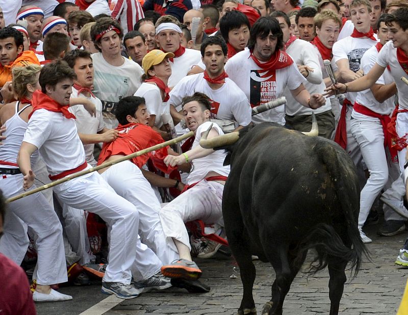 Un toro rezagado pone en aprietos a varios mozos en el tramo de telefónica
