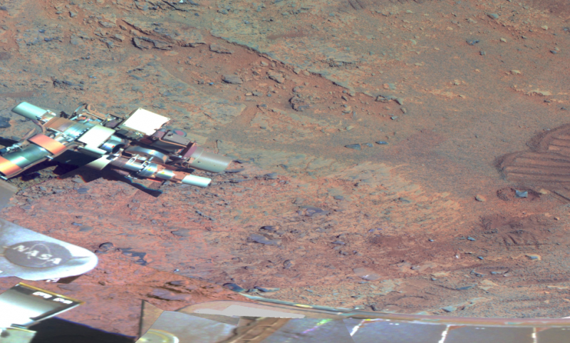 Algunas de las imágenes también muestras los propios paneles solares del Opportunity y su cubierta