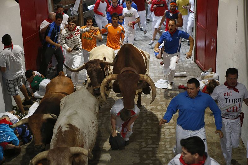 Un astado salta sobre uno de los corredores a la entrada de la Plaza de Toros durante los sanfermines