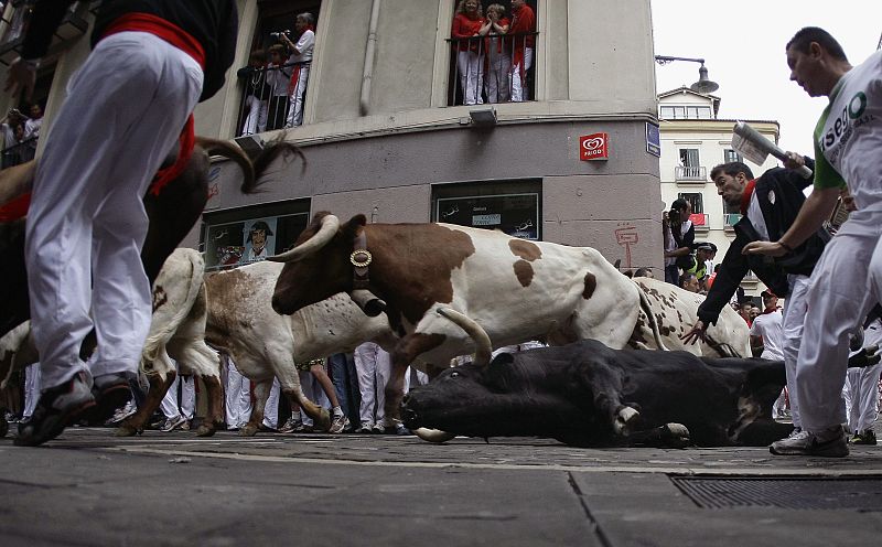 Participantes pasando por la esquina Estafeta, uno de los tramos de recorrido entre los corrales de Santo Domingo y la Plaza de Toros