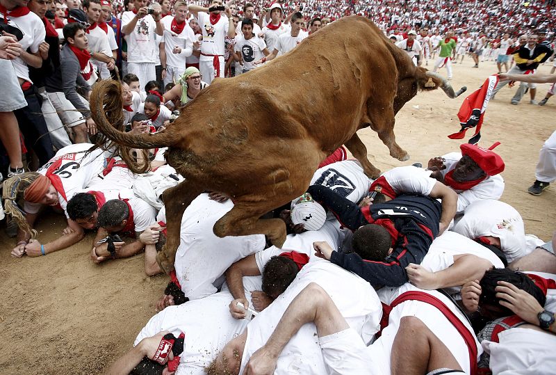 LOS TOROS DE EL PILAR CORREN EL ENCIERRO MÁS RÁPIDO DE LOS SANFERMINES
