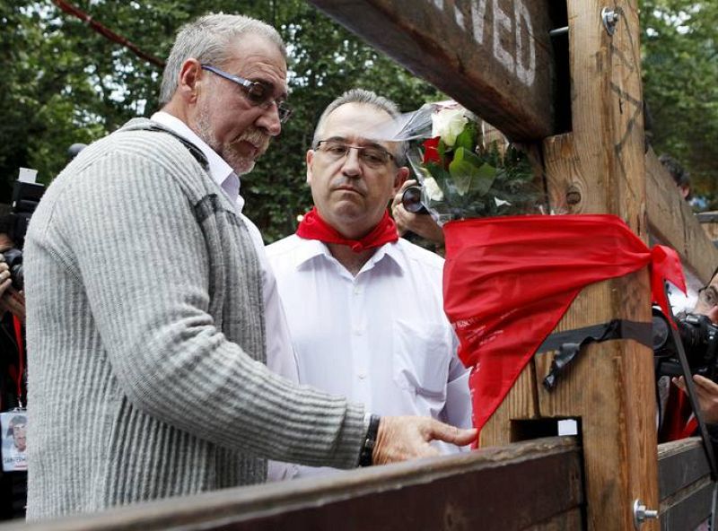 RECUERDAN CON ROSAS Y UN PAÑUELO A LOS CORREDORES MUERTOS EN LOS ENCIERROS 