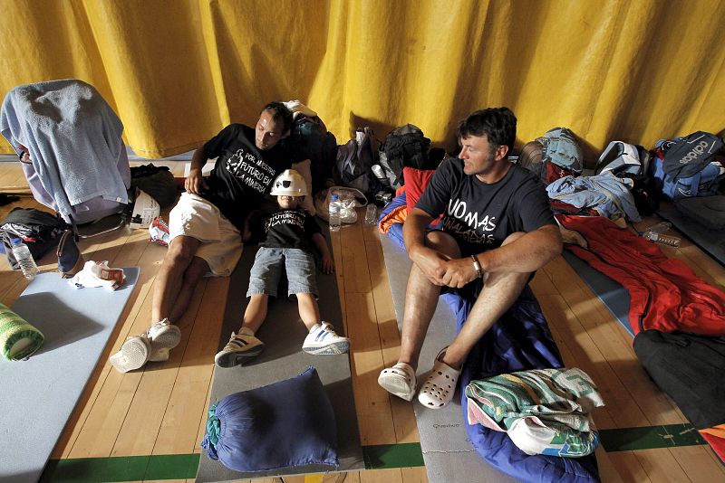 Mineros descansando en el polideportivo municipal de Collado Villalba en Madrid