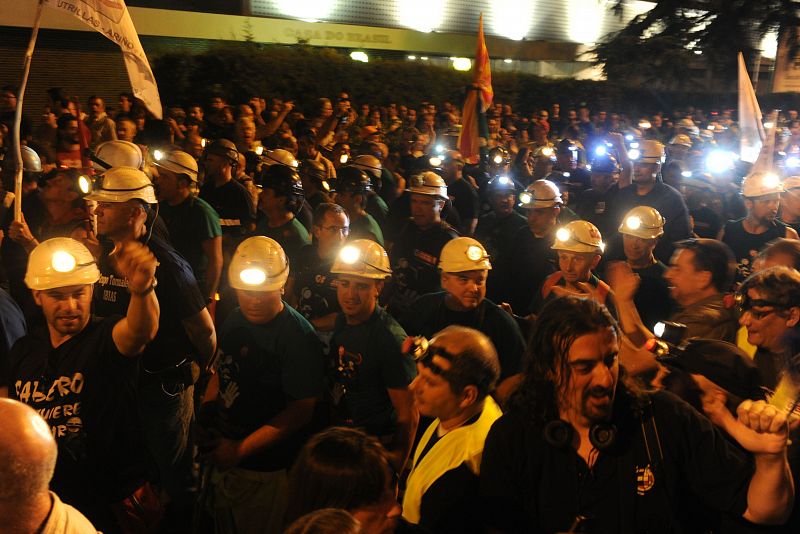 Los mineros han iluminado con sus lámparas las calles de Madrid