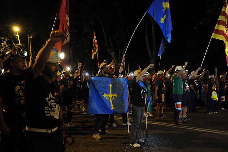 Mineros asturianos entonan el 'Santa Bárbara Bendita' en las calles de Madrid