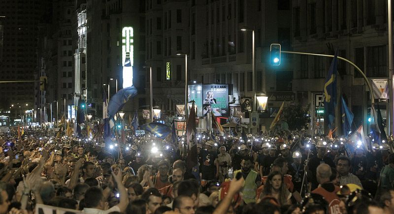 Los mineros se dirigen hacia la Puerta del Sol por la calle Princesa acompañados por cientos de personas