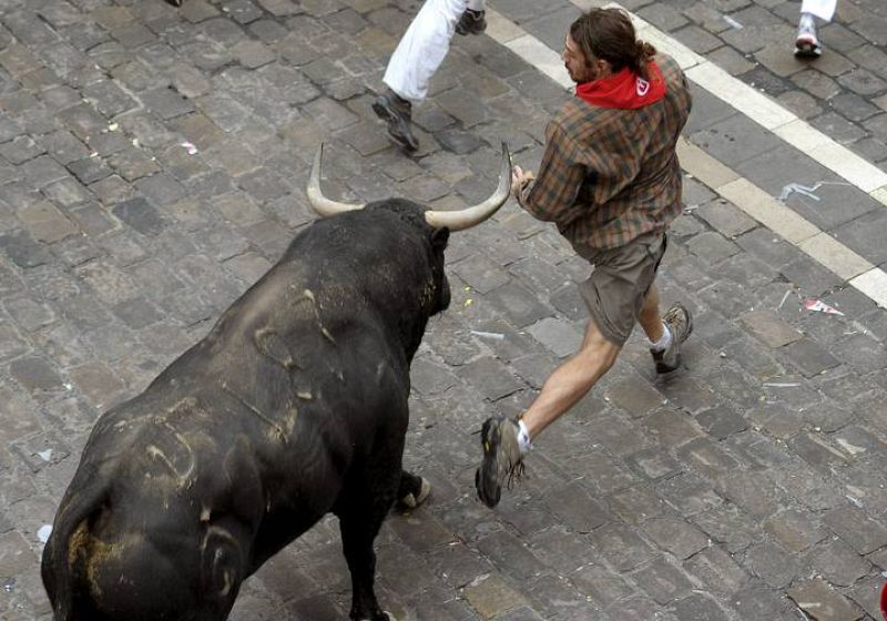 UN TORO RALENTIZA UNA CARRERA RÁPIDA Y SIN CORNEADOS EN EL ENCIERRO PAMPLONÉS