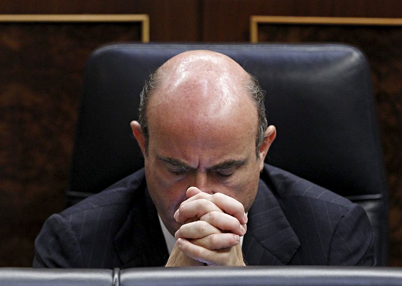 El ministro de economia luis de guindos durante el pleno del congreso