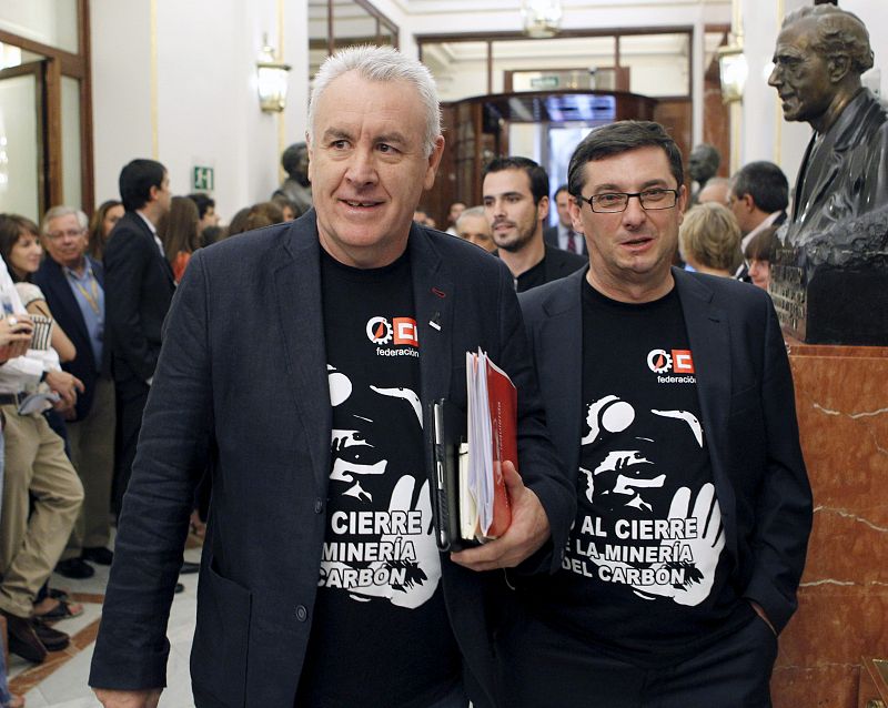 Cayo Lara y Joan Josep Nuet Pujal acuden al congreso con camisetas en apoyo a los mineros que se manifiestan en Madrid