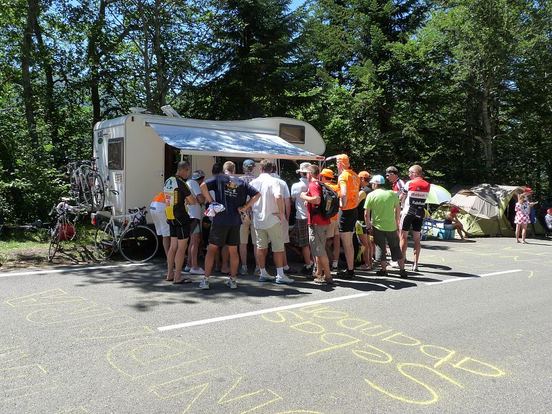 En este caso, nuestro participante nos ofrecé una escena típica. Un grupo de amigos con su autocaravana esperando el paso de los ciclistas.