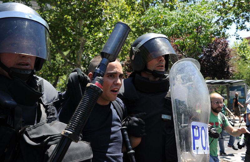 Policía arresta a un manifestante
