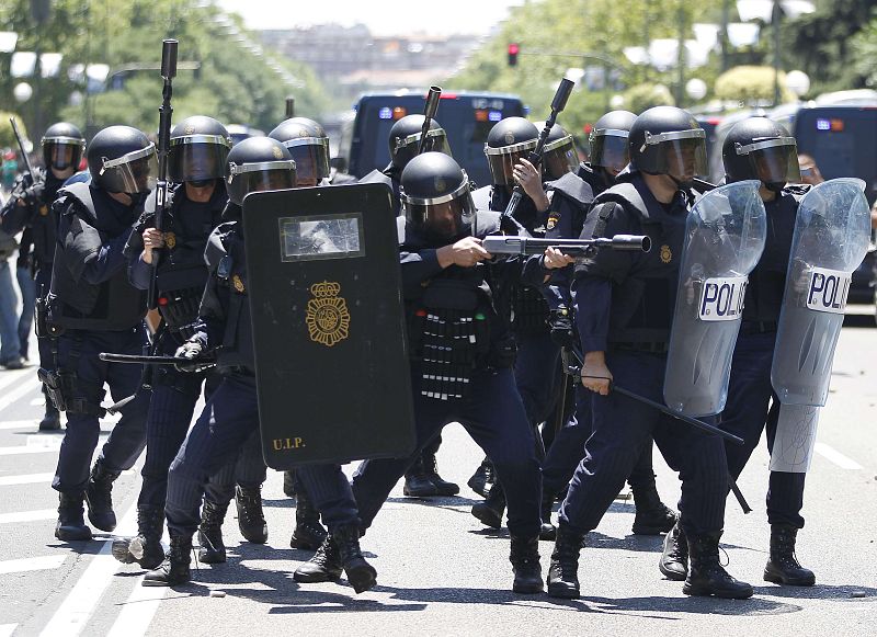 La Policía dispara pelotas de goma
