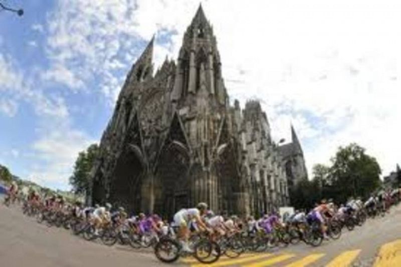 Paso del pelotón por una catedral, durante la carrera.