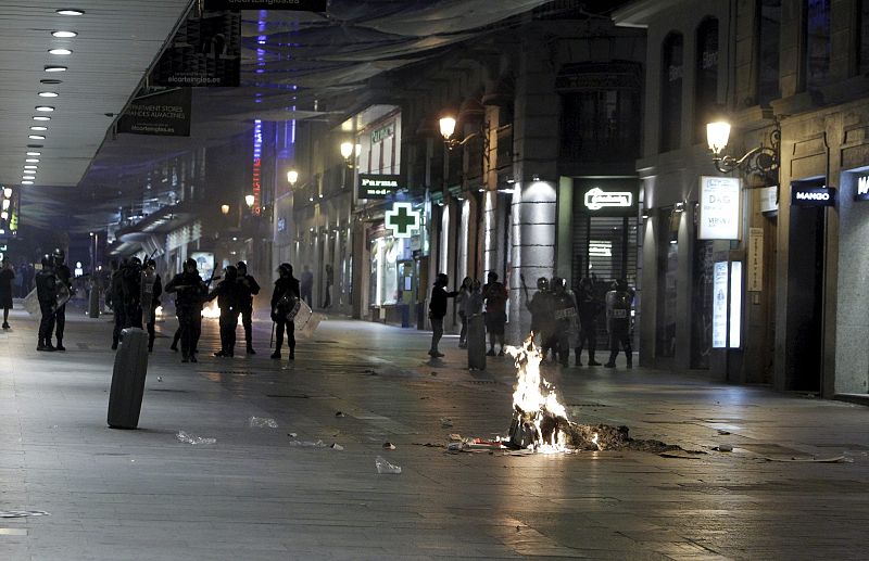 GRAVES DISTURBIOS EN LA PUERTA DEL SOL CON CARGAS POLICIALES Y DETENCIONES