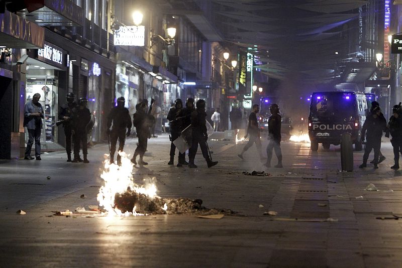 GRAVES DISTURBIOS EN LA PUERTA DEL SOL CON CARGAS POLICIALES Y DETENCIONES
