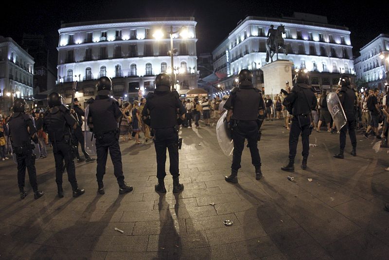 GRAVES DISTURBIOS EN LA PUERTA DEL SOL CON CARGAS POLICIALES Y DETENCIONES