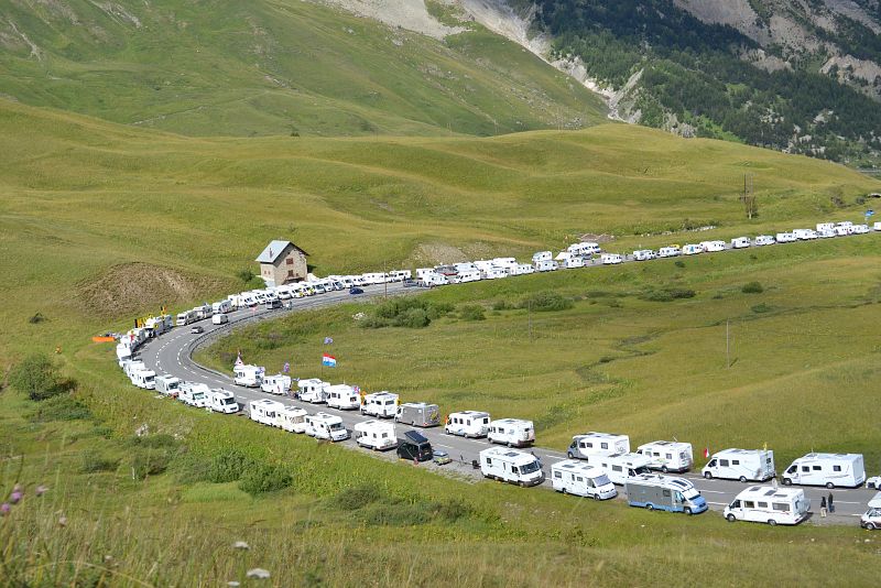 Autocaravanas apostadas en una carretera próxima al Galibier. Esperando la espectacular subida.