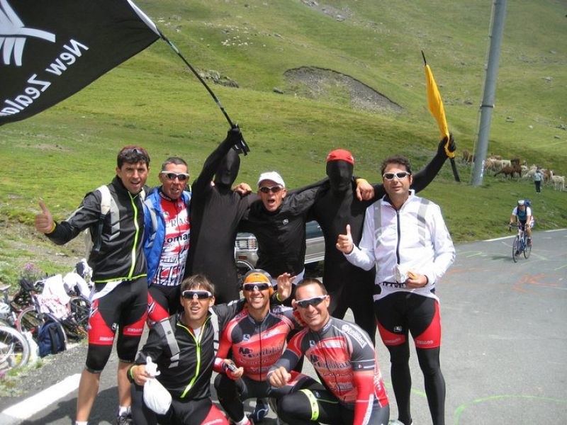 Con seguidores del Tour de Francia disfrazados de los New Zealand , en el Tourmalet.