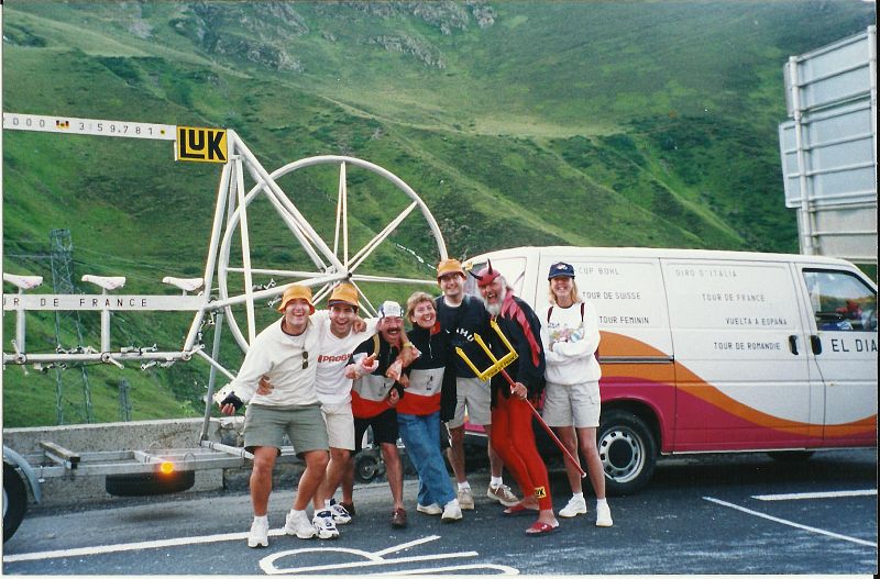 Foto con el mitico diablo del tour del 2001,en la 14.ª etapa del 22 de julio entre Tarbes-Luz Ardiden que gano Roberto Laiseka a su paso por el Tourmalet.