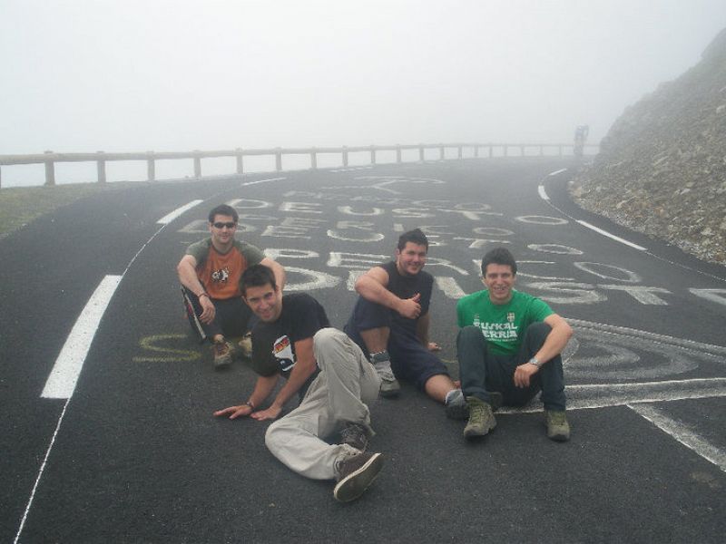 Apoyando al Euskaltel en el aniversario del Tourmalet. Con pintadas en la carretera.de nuestro barrio y de Perico