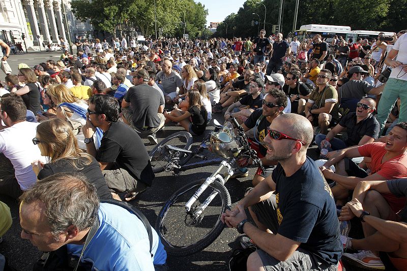 POLICÍAS NACIONALES Y BOMBEROS PIDEN LA DIMISIÓN DE RAJOY ANTE EL CONGRESO
