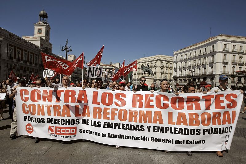 FUNCIONARIOS SE CONCENTRAN EN PUERTA DEL SOL CONTRA LOS AJUSTES DEL GOBIERNO