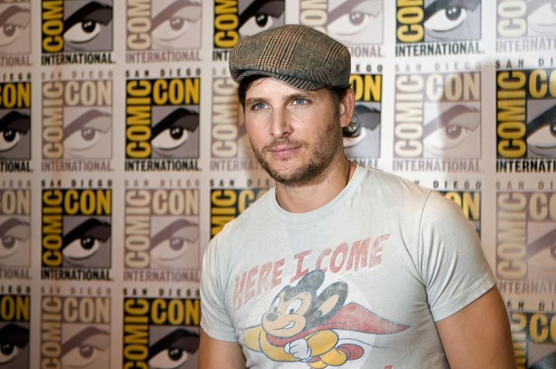 Peter Facinelli da vida al atracativo Carlisle, patriarca de los Cullen