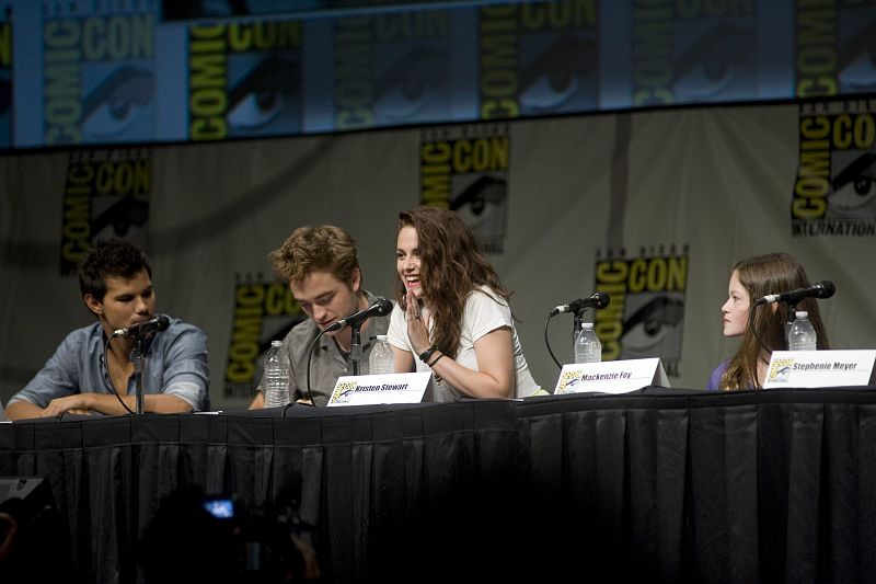 Kristen Stewart, muy habladora ante los periodistas, aseguró que era "triste abandonar" el universo de fantasía de 'Crepúsculo' y dijo estar "muy agradecida" por haber trabajado en la saga.
