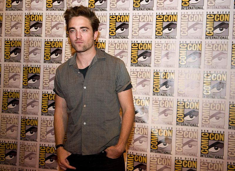 Robert Pattison, a su llegada al Comic-Con 2012, que se celebra esta semana en San Diego (California, Estados Unidos). El actor presentó junto al resto de sus compañeros la película 'Amanecer 2', última entrega de la saga 'Crepúsculo', que llegará a