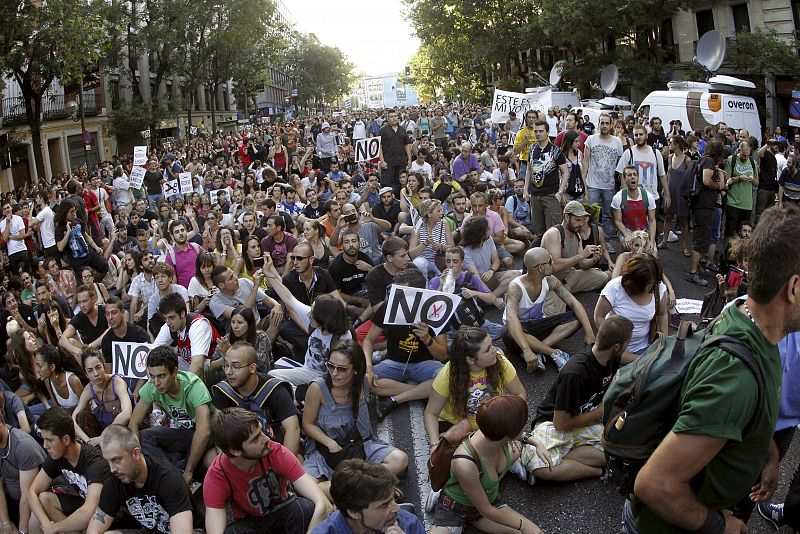 CIENTOS DE PERSONAS PROTESTAN EN LA SEDE DEL PP EN MADRID CONTRA LOS AJUSTES