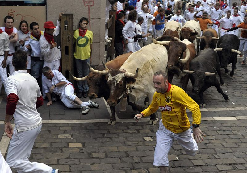 Los mansos a su paso por la curva de Estafeta.