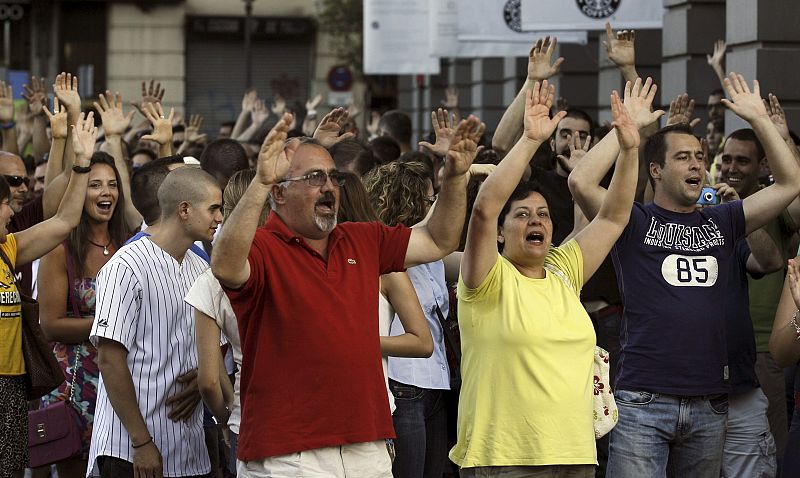 VARIOS CIENTOS DE FUNCIONARIOS PROTESTAN POR LOS RECORTES CERCA DEL CONGRESO