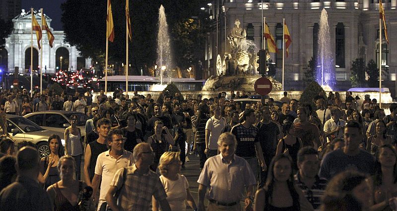 VARIOS CIENTOS DE FUNCIONARIOS PROTESTAN POR LOS RECORTES CERCA DEL CONGRESO