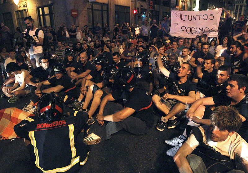 VARIOS CIENTOS DE FUNCIONARIOS PROTESTAN POR LOS RECORTES CERCA DEL CONGRESO