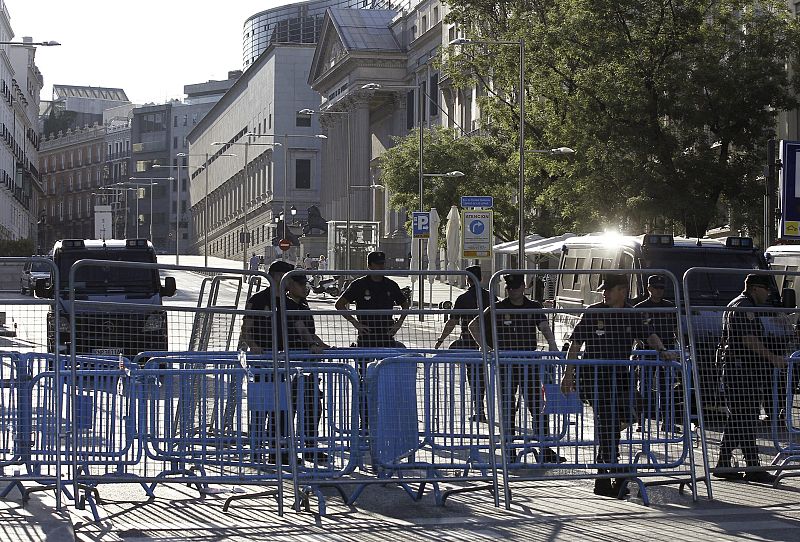 VARIOS CIENTOS DE FUNCIONARIOS PROTESTAN POR LOS RECORTES CERCA DEL CONGRESO