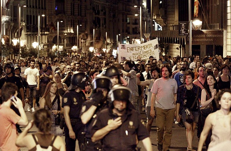 VARIOS CIENTOS DE FUNCIONARIOS PROTESTAN POR LOS RECORTES CERCA DEL CONGRESO