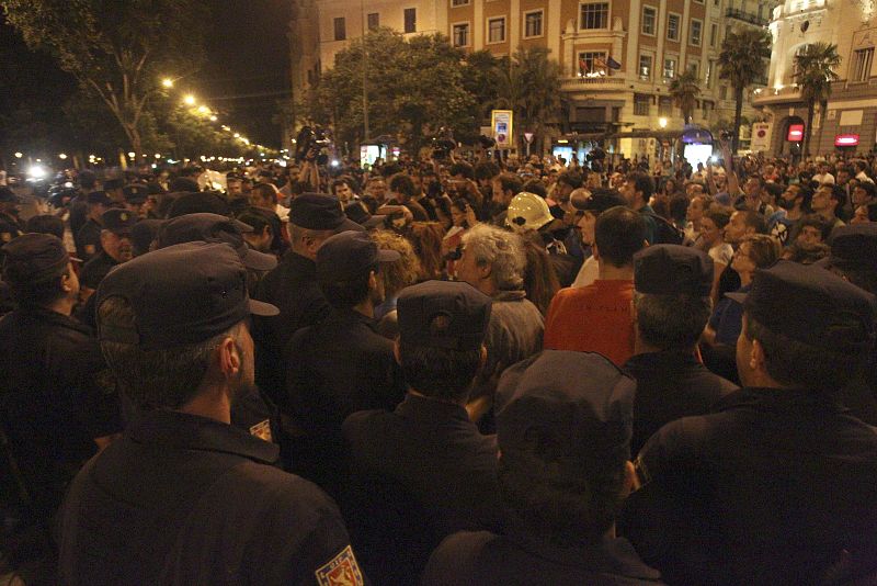 VARIOS CIENTOS DE FUNCIONARIOS PROTESTAN POR LOS RECORTES CERCA DEL CONGRESO