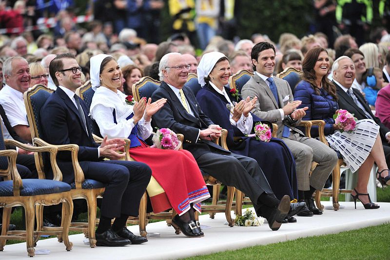 Tras el posado con la pequeña, la familia real, esta vez al completo, acudió a un concierto en el que se homenajeaba a la princesa Victoria