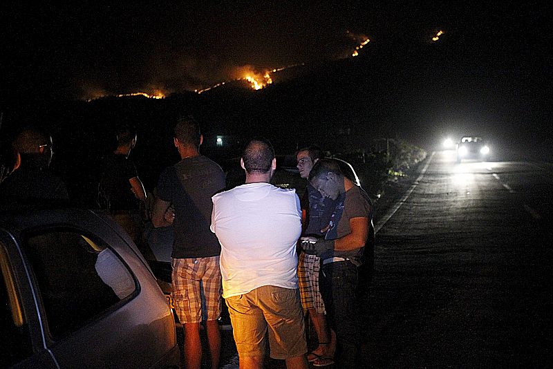 Los vecinos de Vilaflor ( Tenerife)observan preocupados el avance de las llamas