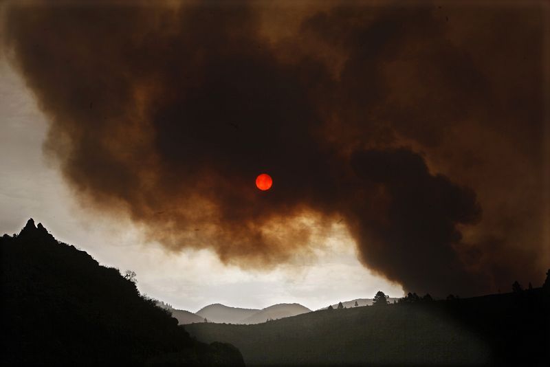 El humo procedente de los incendios del sur de Tenerife encombrece la salida del sol