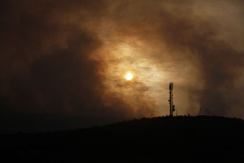 Nubes, de humo negro procedente de los incendios, cubren los cielos tinerfeños